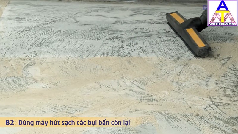 Dùng máy hút sạch các bụi bẩn còn lại